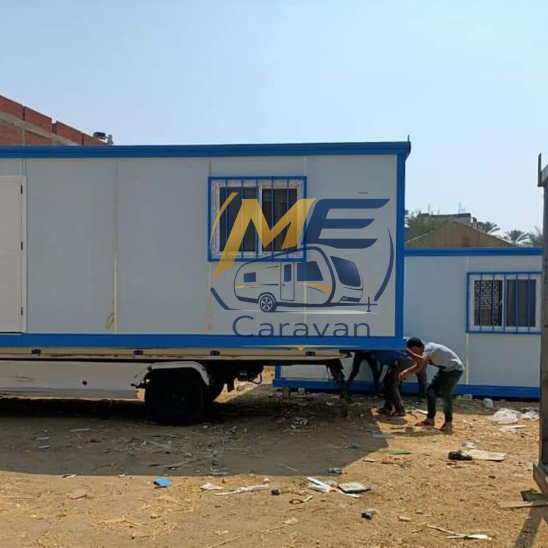 فني يقوم بأعمال صيانة وتجديد كرفان في مصر